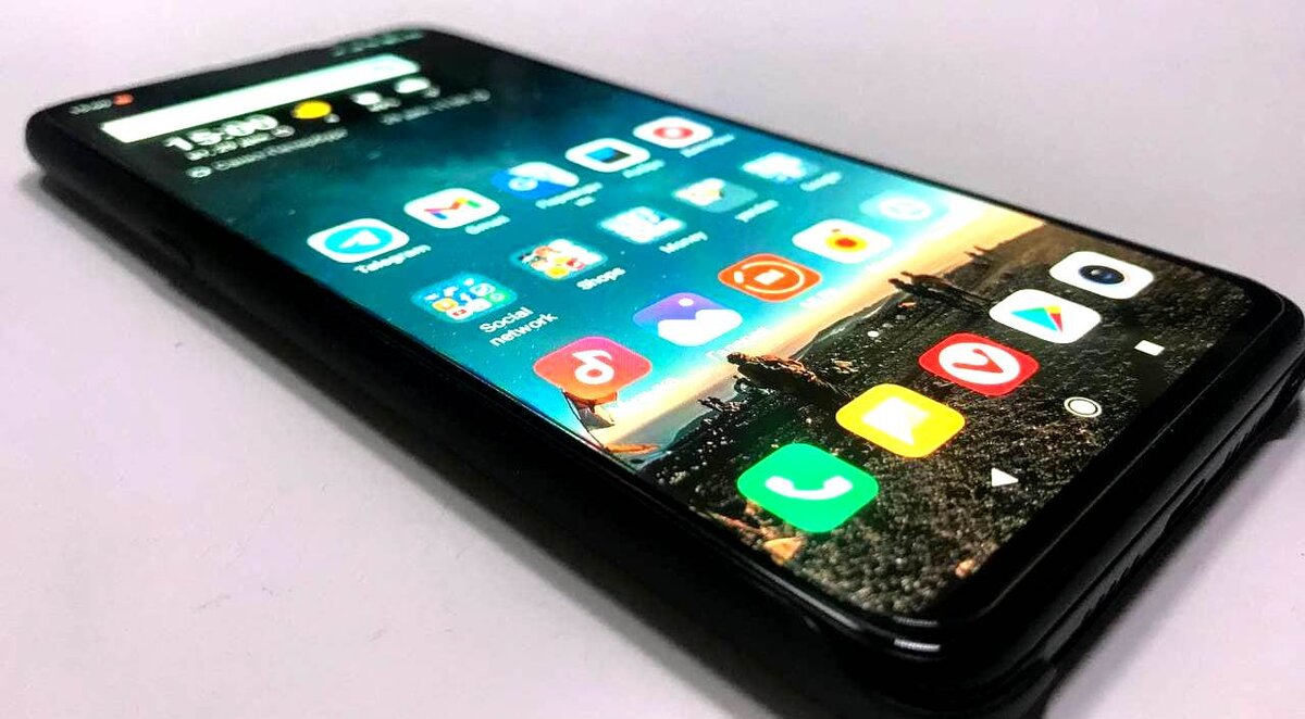 На фото Xiaomi Mi Mix 3