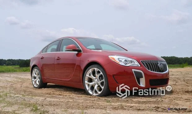 Для американцев роскошь автомобиля всегда заключалась в его размере и неподдающейся объяснению харизме. Самым ярким представителем классического «американца» можно назвать Бьюик.Его более полувека производит одна из наиболее популярных и старейших автокомпаний Америки. Последнее поколение сошло с конвейера в 2014 году и приятно порадовало турбированным 2-литровым 256-сильным силовым агрегатом, укомплектованным 6-ступенчатым «автоматом» или «механикой». 
Пусть такую комбинацию нельзя назвать особенно прыткой, зато надежность двигателя проверена десятилетиями, а трансмиссия отзывается быстро, без подергиваний в процессе переключения скоростей.

Оценили владельцы и подвеску, которая не замечает ухабы, показывая великолепную плавность хода.

Владелец такого автомобиля получит сразу 10 подушек безопасности уже в базовой комплектации, комфортную подвеску и надежную тормозную систему.