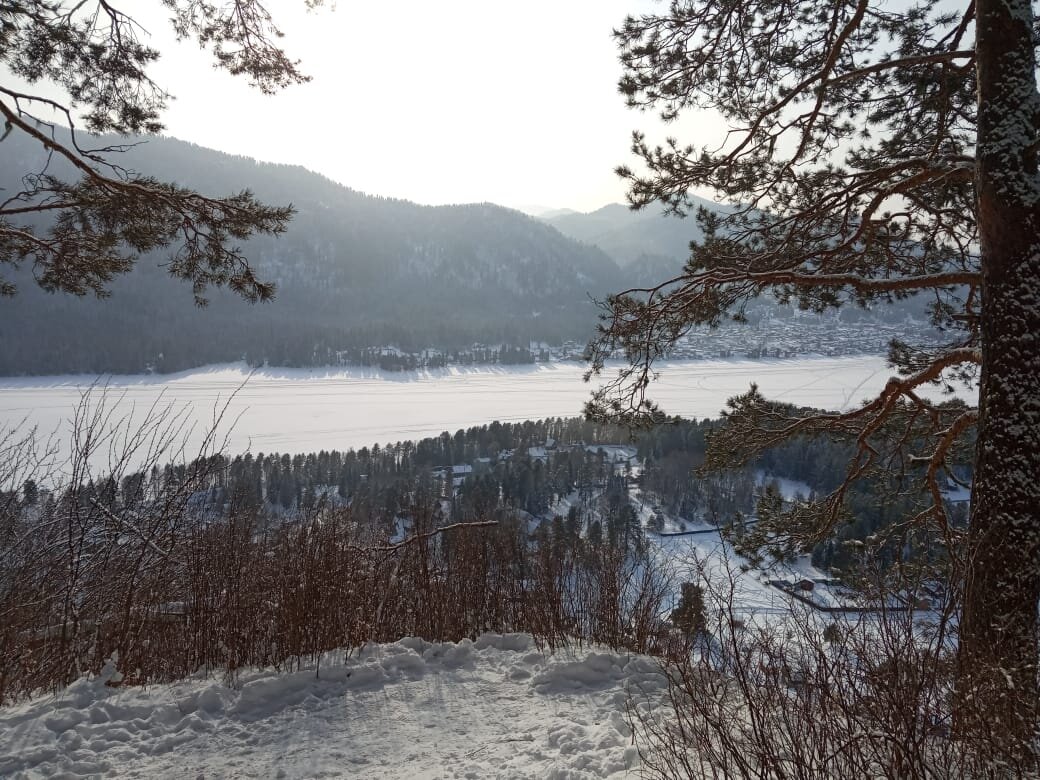 Вид на Телецкое озеро с вершины Тилан-Туу. 1 января 2021 года 