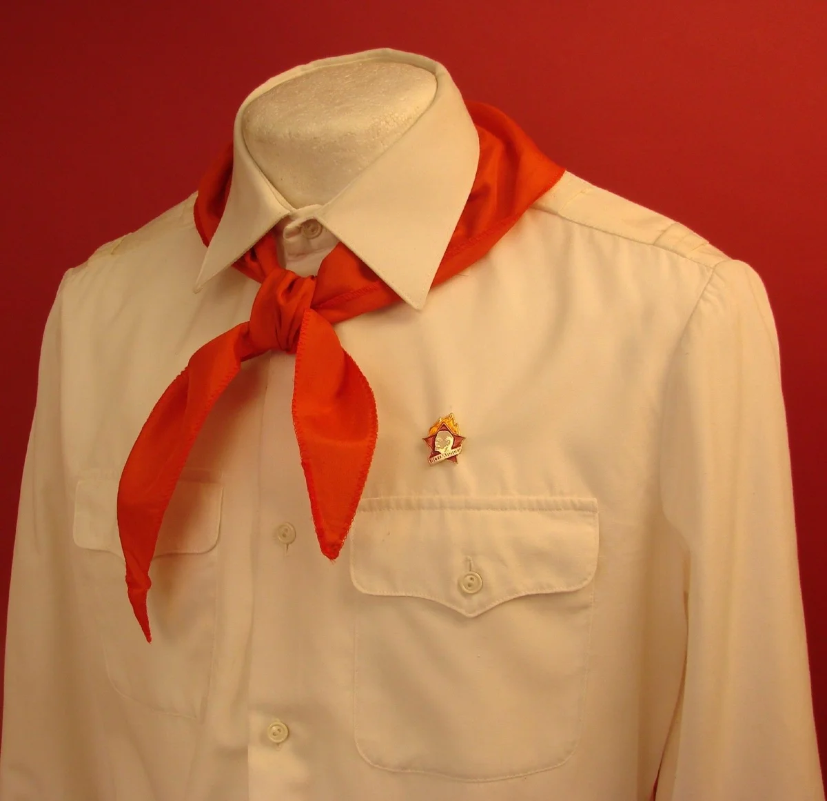 Пионерская форма. Пионерский галстук СССР. Пионерский галстук на Пионере. Пионерский галстук 1922.