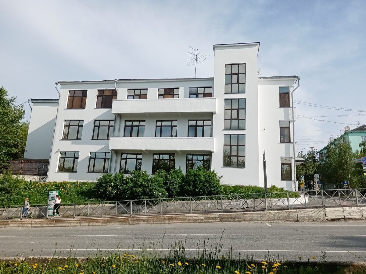 Тротуар разобрали перед зданием Камского речного пароходства. 