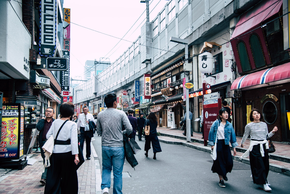 Даже миллиардер в Японии одевается скромно. 