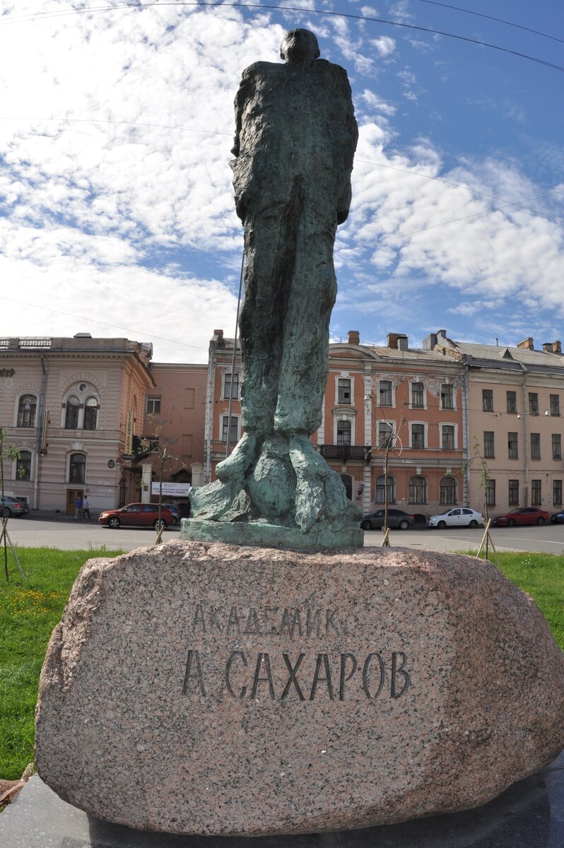 Памятник Андрею белому. Памятник Андрею большому.