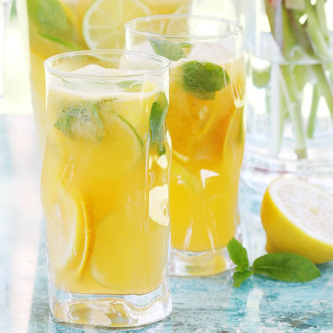 Охлажденный цитрусовый лимонад отлично подойдёт для жаркого лета