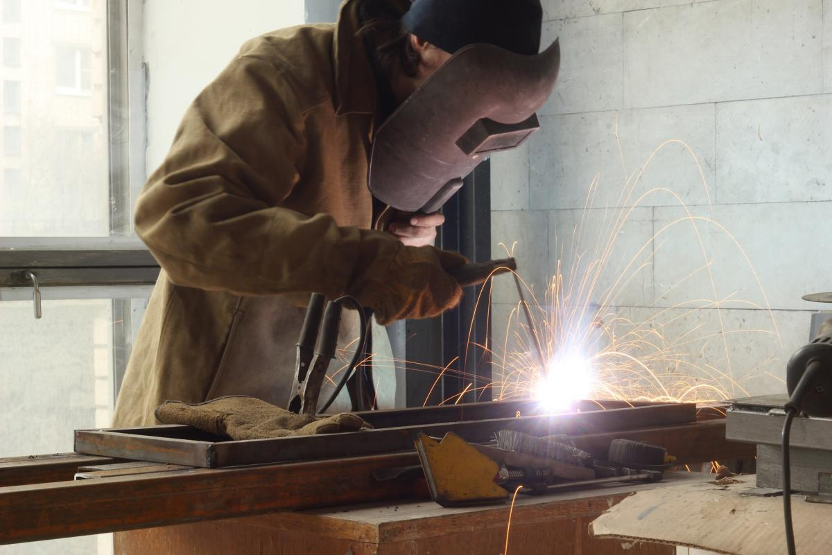 Ручная сварка плавящимся электродом. Сварка металлоконструкций методом mig/mag. Электродуговая сварка дуга. Сварщик дуговой. Сварщик дуговой.