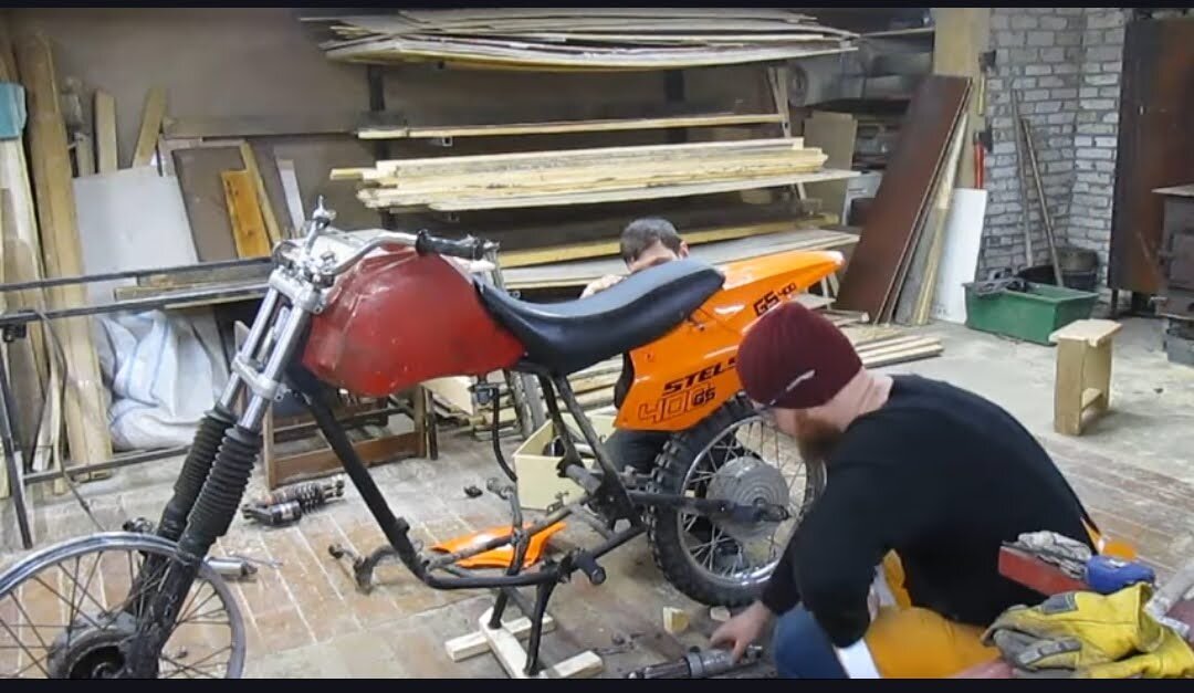 вот так в процессе установил вилку от Чезет кросс,бак не понятно от чего,пластик от Stels GS 400.