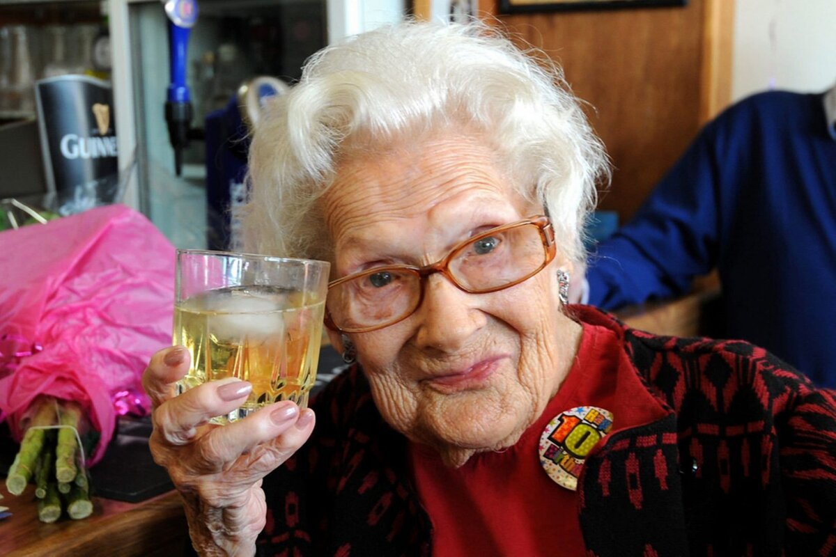 Фото из сети интернет. Что бы жить 100 лет - всю жизнь живи так как будто тебе 10-ть детка.