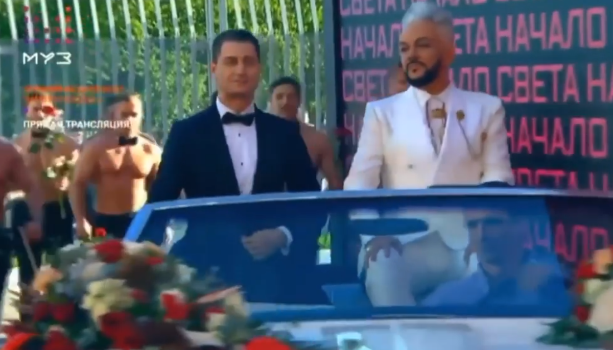 Кортеж артистов сопровождали мускулистые ребята в галстуках-бабочках на голое тело