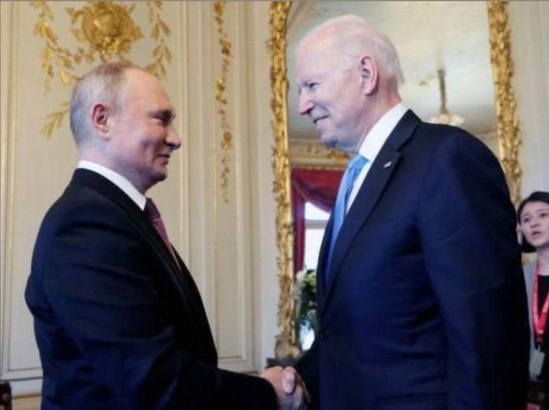 Путин жмёт руку Байдену.