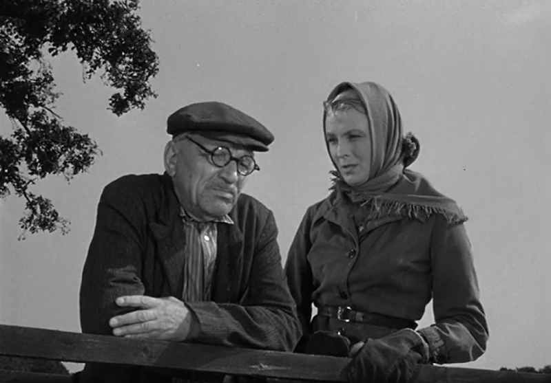 Кадр из фильма "Родная кровь". Владимир Ратомский в роли Дровосекина и Вия Артмане в роли Сони