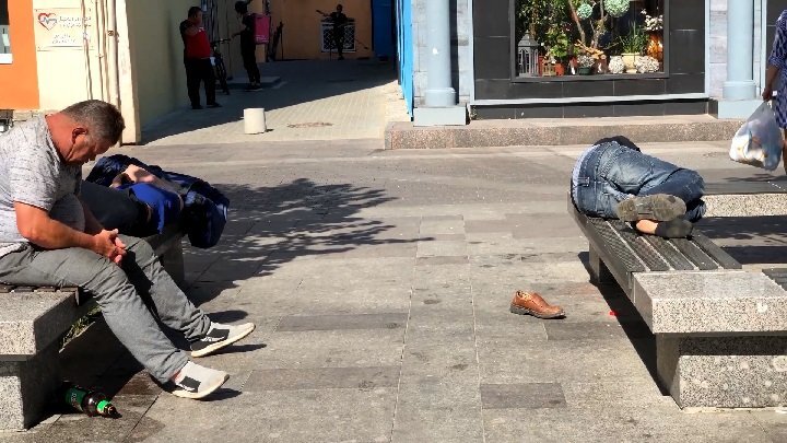 Пьяницы на 1-й Советской. Кадр из видео в ВК-группе "Петербургский гражданин"