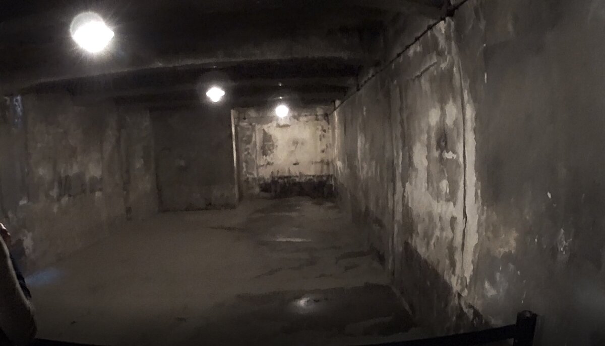 Acesta este probabil cel mai faimos lagăr al morții din Auschwitz-Birkenau, al cărui nume sună mai des ca Auschwitz - după numele original polonez al orașului în apropierea căruia se afla lagărul.-24