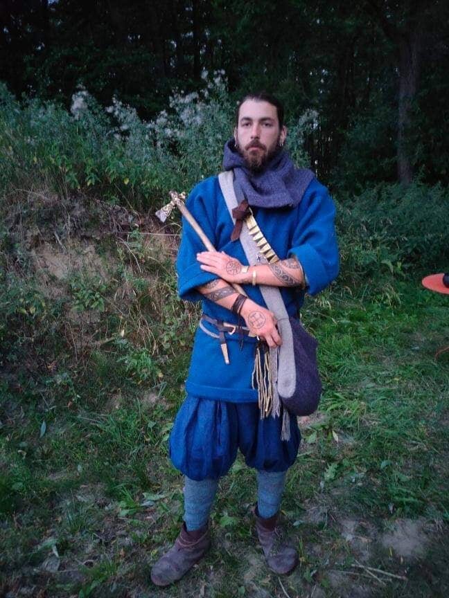 Французский реконструктор Джулиэн Фэрбэ в костюме воина одного из балтских племен с топором из Старой Ладоги в руках. Фото предоставлено им самим. 