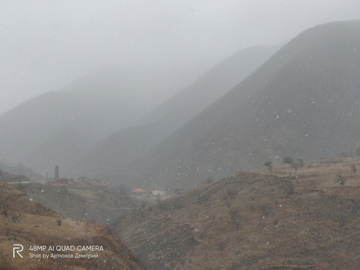 В горах Чечни - идёт снег, на заднем плане видна старинная сторожевая башня! Фото автора - Артюхов Д.