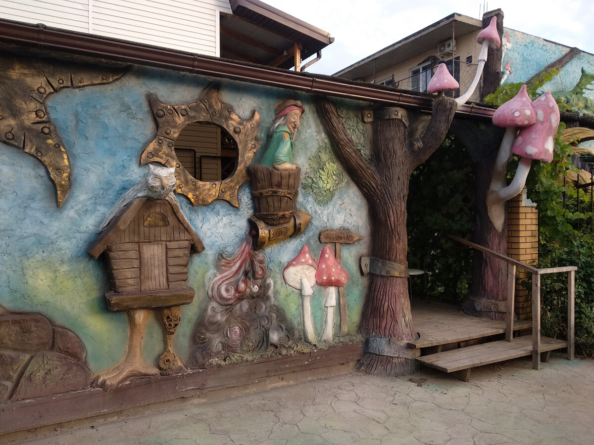 Один из фрагментов сказочной скульптурной композиции отеля. Все фотографии выполнены автором публикации.