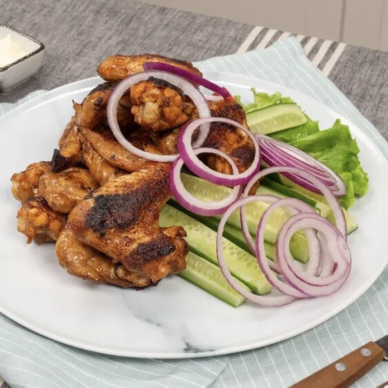 Маринованные крылышки для шашлыка — рецепт блюда грузинской кухни. Всех, кто любит маринованные куриные крылышки, этот способ приготовления, несомненно, удивит — даже самых избалованных гурманов. В ходе готовки крылья, маринованные со специями, внутри остаются сочными, а снаружи становятся хрустящими, с румяной корочкой. Перед тем, как мариновать мясо, специалисты рекомендуют заранее приготовить маринад, смешав необходимые ингредиенты.