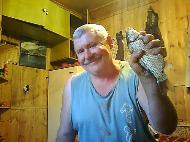 Неподалеку от моего дачного участка, находящегося около станции Штабка, располагается известное очень многим рыбакам и отдыхающим города Барнаула небольшое озерко Моховое. Действительно, по нынешним меркам расстояние в 20 км - это пустяки!

Это озеро, а точнее сказать, пруд, когда-то раньше использовалось для орошения близлежащих полей, поэтому является достаточно глубоким, и всегда было очень чистым. Неудивительно, что там развелся карась в приличном количестве, тем более, что никакой другой рыбы там нет, и карасикам живется очень вольготно и комфортно!


Однако, несмотря на то, что озерко просто набито карасями под завязку, далеко не всем рыбакам удается возвращаться с рыбалки с большим уловом. Карась, рыба хитрая, и, имея на Моховом обширные места для кормежки, довольно сильно избалован, и на обычного червячка ловится не всегда и не очень-то активно! А крупные экземпляры, так, те вообще - рыбаков просто игнорируют! Я, например, за несколько лет поймал приличных карасей весом больше 1 кг всего-то штук 10, никак не больше! 

Правда, я никогда не охочусь за крупной рыбой специально, а напротив, карасики размером с ладошку – это самый мой любимый «размерчик»! Очень вкусны они зажаренные на сковородочке - просто объедение! Именно, таких я и на зиму морожу в изрядном количестве! Достал из морозилки, полчаса на плите – и готовый деликатес! Не знаю уж почему, то ли пища там для карасей особая, но рыбешка именно из озера Мохового – намного вкуснее таких же карасиков из близлежащей округи.

Еще одним достоинством этого места является то, что оно находится, практически, по пути, когда я еду на дачу или с дачи. Само собой, я тоже частенько заглядываю на озеро, и, не сочтите за хвастовство, без рыбы оттуда почти никогда не возвращаюсь! Много обычно не ловлю, хлопотно улов обрабатывать, а вот полведра-ведро, так это в самый раз.

Не сразу у меня начало получаться, но постепенно удалось изучить пристрастия капризных карасиков озера Мохового – и дело пошло! В рыбацкой сумочке, когда еду на карася, у меня припасены и червячки, и перловка, и кукуруза, и мука, и манка для приготовления разных видов теста. Так что карасю просто деваться некуда – он, как правило, соблазняется на такие вкусности и ловится неплохо!

Как водится, на рыбалке происходит много интересных встреч и приключений, за что я ее особенно ценю.

В один прекрасный летний день мы сговорились с моим другом Михаилом порыбачить на любимом озерке. Встретились прямо на Моховом на условленном месте. Михаил приехал прямо из города, ну а я - со своей дачи. Погода была отличная, солнечный июльский денек, тепло, но не очень жарко, ветерок небольшой - что еще рыбаку нужно? Только рыбу!

Выбрав подходящее место на берегу, так чтобы ветер дул в спину и не мешал заброске лески, мы начали рыбачить. Карась в июле довольно ленив и малоактивен, и хорошего клева ждать не приходилось. Однако, мы тоже не в первый раз на этом озере, быстро определили, на что ловить, и как. И понемногу дело пошло. Ни шатко, ни валко, а к обеду натаскали с ведро карасиков, как раз таких, каких нам и надо - величиной с ладошку. 

До вечера было еще далеко, и, оставив удочки, мы сели за раскладной столик перекусить, а после просто устроились на травке немного передохнуть и понежится на солнышке, тем более что клев почти совсем приостановился, да и рыбы нам уже было, можно сказать, что и достаточно.

И тут к нашему лагерю подъехал на мотоцикле опрятного вида мужичок, видать с близлежащей деревни. Мотоцикл был оборудован прицепом, который был нагружен целой копной свежескошенной травы, как потом выяснилось для кроликов. Михаил угостил присевшего передохнуть с нами гостя сигаретами. Познакомились, завязался неспешный разговор. Местного жителя звали Василий, он оказался довольно словоохотлив, рассказал несколько разных рыбацких случаев, и домой явно не торопился, как будто озеро его притягивало магнитом.

Глаза гостя постоянно поблескивали каким-то азартным огоньком, и, наконец, Василий не выдержал и попросил взять удочку, чтобы тоже немного половить. Мы ему сказали, что сейчас клева толком-то и нету, но он лишь усмехнулся хитрой улыбкой. Я дал ему удочку из запасов, он ее небрежно осмотрел, не стал ничего настраивать - ни глубину, ни грузило, ни крючок. Взял первую попавшуюся наживку, кажется обычного червячка, буркнул что-то себе под нос и закинул леску в воду рядышком с нашими мирно лежащими удочками. Поплавки на наших удочках совсем заснули и совсем не подавали никаких признаков шевеления.

Мы с Михаилом продолжали загорать и вполглаза поглядывали на Василия. И надо же, только он закинул удочку - сразу поклевка! Василий немного подождал и профессионально, но опять же, как-то даже небрежно, вытащил отличного карасика! Я и Михаил заинтересовались, стали смотреть внимательнее. Следующий заброс, и опять, почти сразу поклевка - и очередной карасик! Мы разом встали и направились к своим удочкам, проверили наживку, и попытались тоже рыбачить, но не тут-то было! Не то чтобы карась совсем не клевал, но очень и очень редко, как мы не старались.

А вот Василий, довольно бурча себе что-то под нос, продолжал свое невиданное представление! Он таскал карасей одного за другим, одного за другим, просто без остановки! Прервется на несколько секунд, чтобы прикурить сигаретку, и опять – одну рыбку за другой, одну за другой!

Мы с Михаилом стоим в метре от Василия, настроили удочки точь в точь, как у него, а толку - чуть! Ловили тоже, конечно, но раз в двадцать реже, чем удачливый рыбак! Короче, за час наш гость наловил такое же ведро карасей, что и мы вдвоем с самого утра. В конце концов, он притомился, положил удочку, поблагодарил нас, мол, отвел немножко душу. И засобирался восвояси.

К нашему неописуемому удивлению Василий наотрез отказался забирать свой улов, как мы не настаивали, показывали ему наш улов, дескать, нам и так рыбы хватит, но он - ни в какую! Брать рыбу так и не захотел! 

Все это выглядело настолько загадочно, что мы пристали к Васе, чтобы он нам объяснил, почему ему и рыба совсем не нужна, и свою необычайную удачливость тоже! И удивительный рыбак запираться не стал, и рассказал, что рыба ему действительно не нужна потому, что он ее налавливает столько, сколько ни ему, ни даже всей его родне не нужно! Так и сказал, сколько надо – столько и ловлю.  В любую погоду, и в любом озере! И его женушка все равно эту наловленную рыбу не возьмет и никуда не пристроит – и так ее полно!!!

Если бы мы всю эту поразительную ловлю не видели собственными глазами, то может и сочли бы это за рыбацкую байку… Но тут призадумались, и начали интересоваться причиной его такой удачливости в рыбацких делах.

К нашему удивлению Василий и тут отнекиваться не стал, и охотно пояснил, что просто он знает заветное слово, которое надо произнести при заброске лески в воду – и все, дело сделано! Рыбка ловится всегда!!! 

Тут нам и стало понятно, что именно он все время бормотал себе поднос во время рыбалки. Оказывается - заветные слова! 

Спрашивать эти волшебные слова мы, конечно, не стали – дело-то не наше, у нас и так ловилось неплохо, но неожиданно сам Василий отчетливо произнес это приговорку - насквозь нецензурное двустишье, призывающее рыбу ловиться именно у него. 

Мы с Михаилом, не сговариваясь, дружно схватились за удочки, чтобы опробовать новый волшебный, чудесный метод, но Вася смущенно сказал, что он и рад бы, чтобы у нас сработало, но ничего не получится! Эта приговорка действует только у него, а до него - ей пользовался его отец, а еще раньше - дед. Но посторонним - это никак не помогает!

Василий еще раз вежливо поблагодарил нас за доставленное удовольствие, попрощался, завел свой видавший виды, но ухоженный «Урал», быстро покатил по дороге в сторону деревни и скрылся из виду.

А как напоминание, что это нам не почудилось, осталось только стоящее полное ведро рыбы, оставленное нам в подарок этим удивительным и щедрым рыбаком…