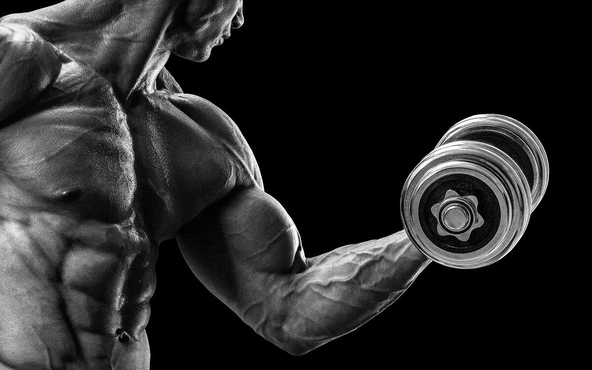 Пампинг в зале. Мужчина занимается спортом. Пампинг в бодибилдинге. Наращивание мышц. Пампинг мышц.