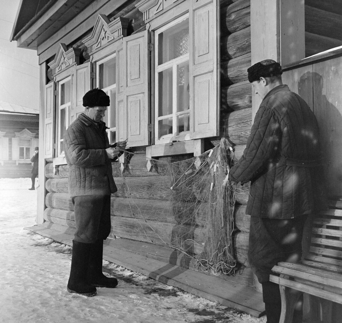 Просто старая. Ссылка в СССР. Шандор бояр фотограф. Доктор в Рыбацком поселке фильм. Игры в советское время чёрно-белое фото бояре.