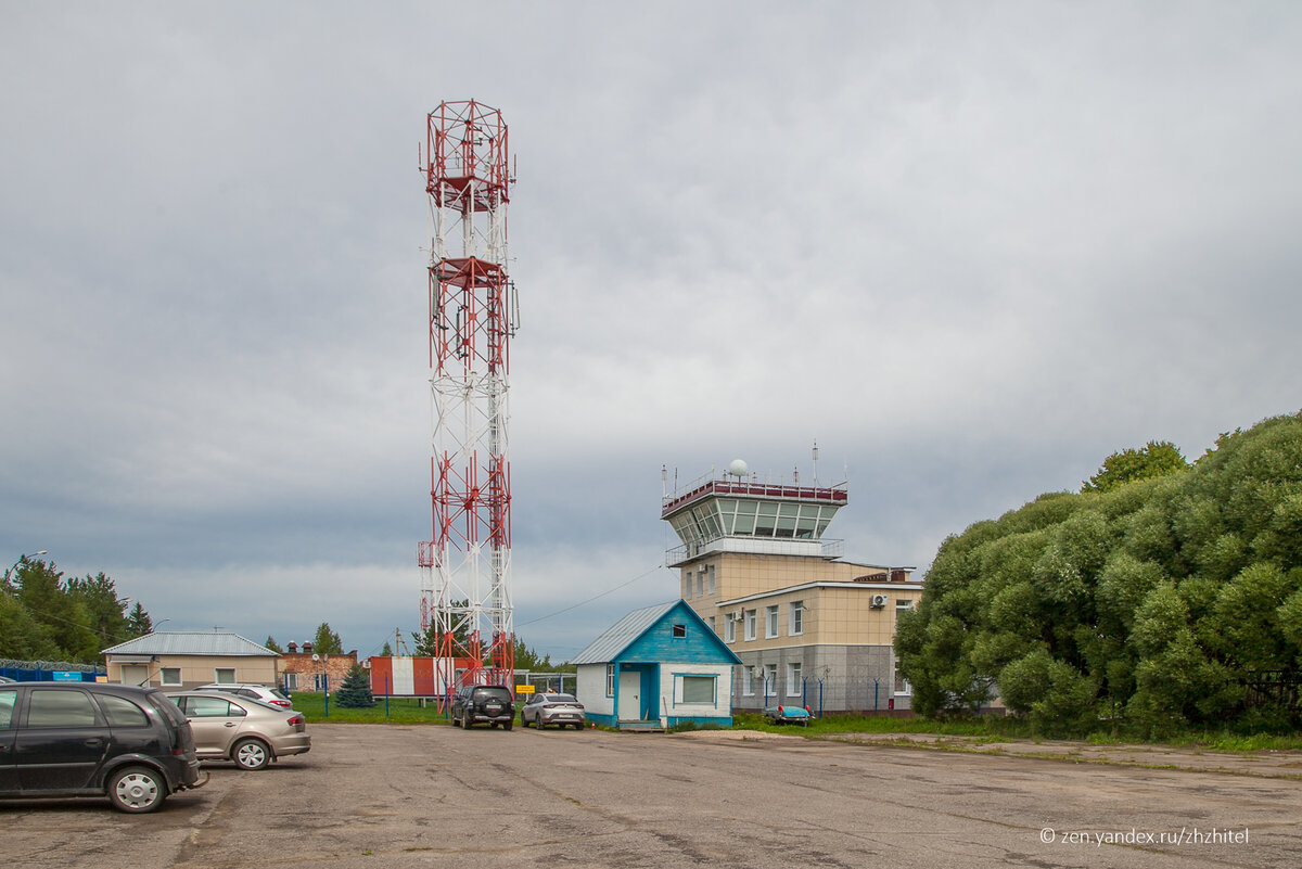 Жителей крупных городов аэропорт Вологды очень удивит. Мы заехали сюда по пути на север и не пожалели: словно перенеслись лет на 30 назад.  Мы привыкли, что в аэропортах всегда есть какая-то жизнь.-2