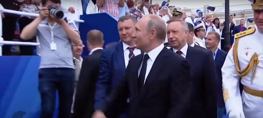 Руководство страны на одной из встреч по запуску контрактов в работу