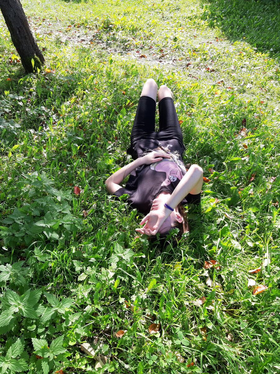 Рядом крапива, надо будет её посушить на зиму. Мне нравится ополаскивать отваром из неё волосы. 