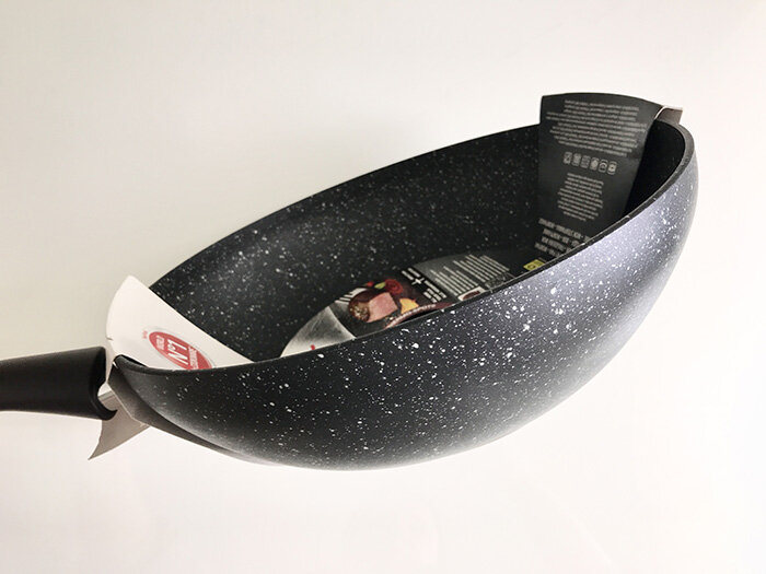 Сковородка вок Tefal. На фото кажется не большой, но она большая - 28 см в диаметре
