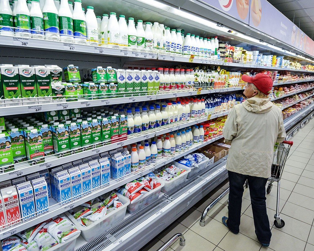 магазин продукты. пенсионеры в магазине. казахстанский покупатель. казахстанский покупатель. цены в магазинах.