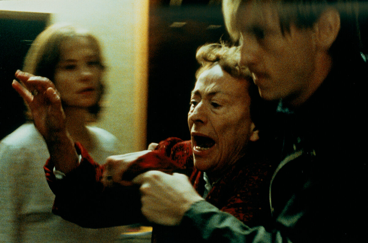 Кадр из фильма по роман Елинек "Пианистка". В главных ролях: Изабель Юппер и Анни Жирардо.