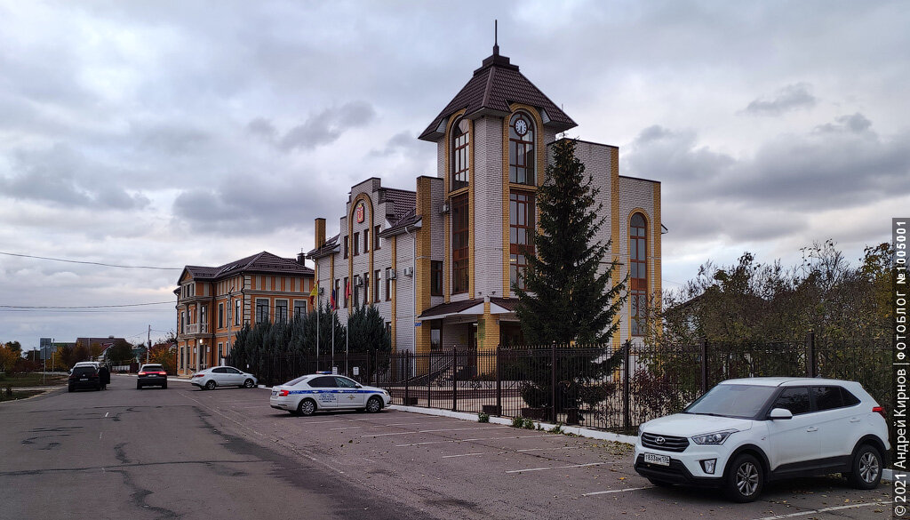 Первое здание на фото - Отрадненская администрация, а второе - краеведческий музей