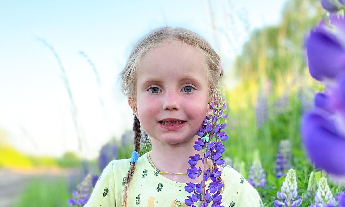 Благотворительный фонд стеша. Радостные дети. Девочка с собачкой. Девочка улыбается. Дети радость.