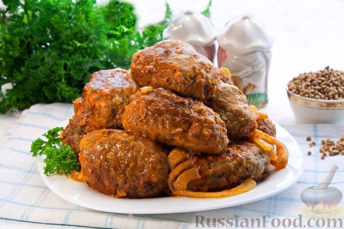 фарш мясной, крупа гречневая, яйца, лук репчатый, сметана, сок томатный, мука, соль, перец чёрный молотый, масло растительное