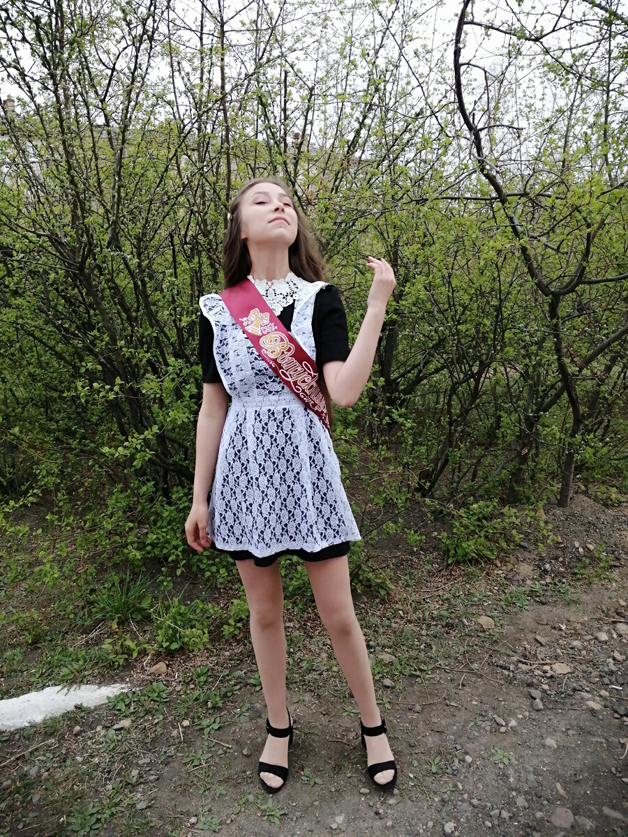 В этом году Яна закончила 9 класс с красным атестатом. 