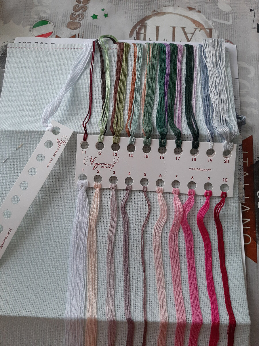 Также в наборе очень красивая палитра красок. Такая нежная, по мне так она просто придавала новогоднего настроения.