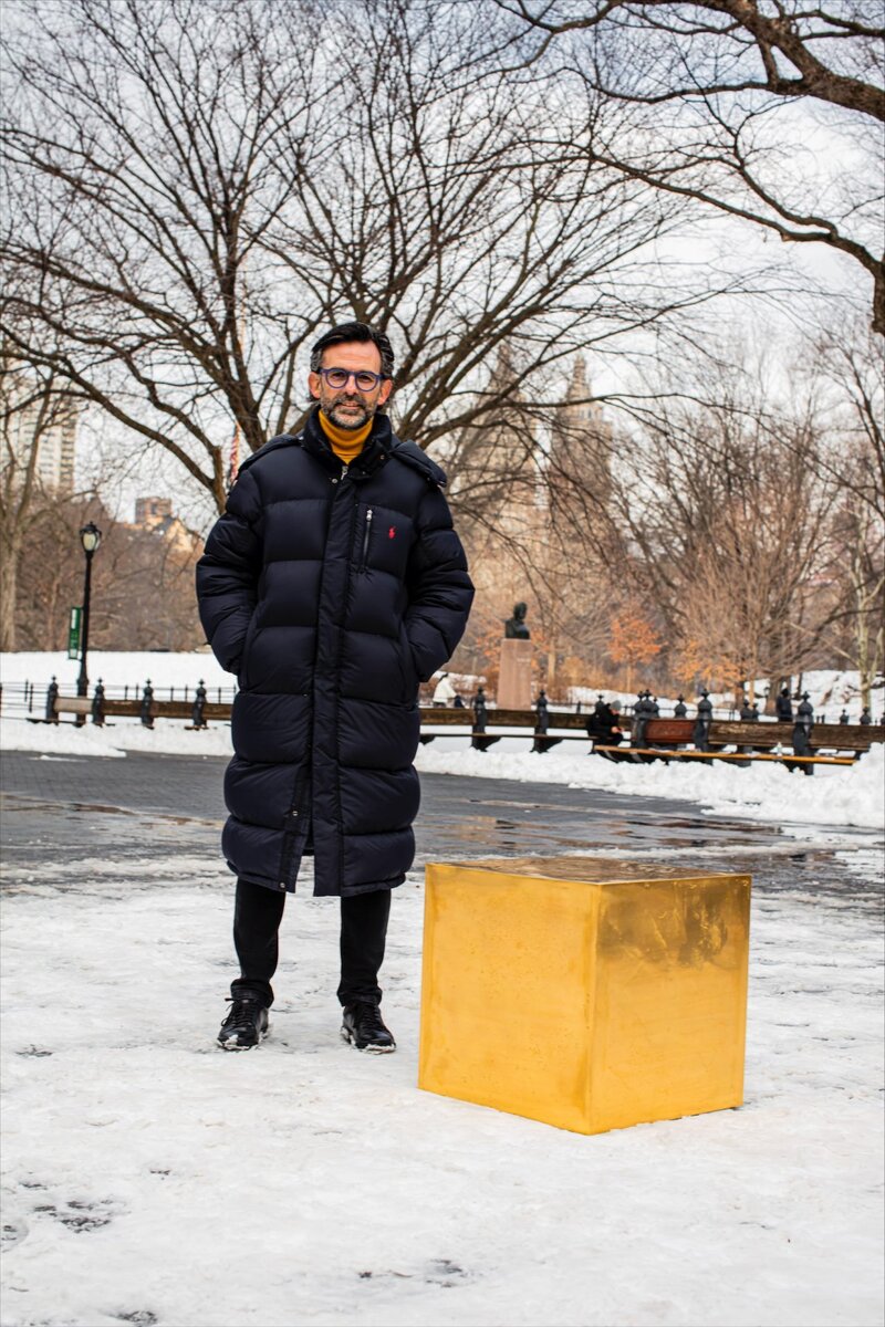 Никлас Кастелло со своим произведением в Центральном парке, Нью-Йорк. Фото Сандры Мики. С сайта news.artnet.com 