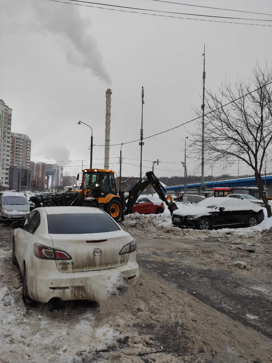 Жильцы не убрали авто. Трудно было расчищать небольшие участки.