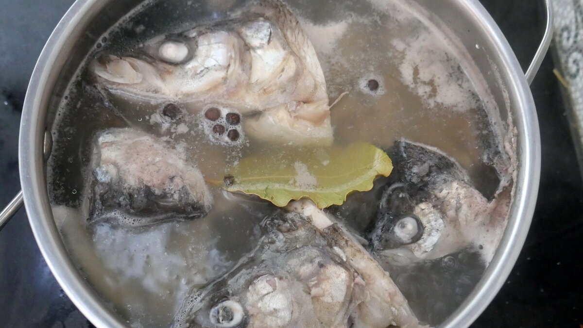 Лавровый лист и перцы. Морковь и лук не надо.
