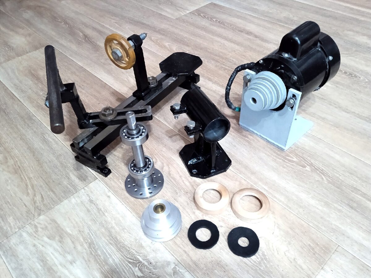 Применены двухрядные самоцентрирующиеся подшипники. Они позволят сгладить все погрешности по соосности. Пыльники и крышки выполнены таким образом, что их заменимость будет обеспечена самостоятельным изготовлением по необходимости. Да и в целом передняя бабка надежна и ремонтопригодна. 