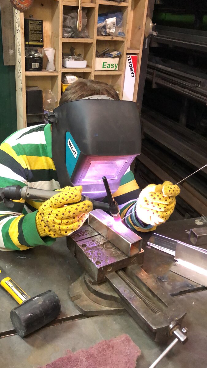 Будущий сварщик на обучении в Русской Академии Ремёсел