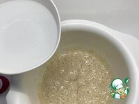     Приготовление теста: Готовую опару размешать в воде, добавить муку, смешать до однородности, накрыть и оставить на 20 мин.