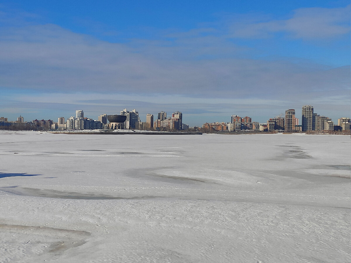 Такой вид открывается на Чашу с Кремлевской набережной.