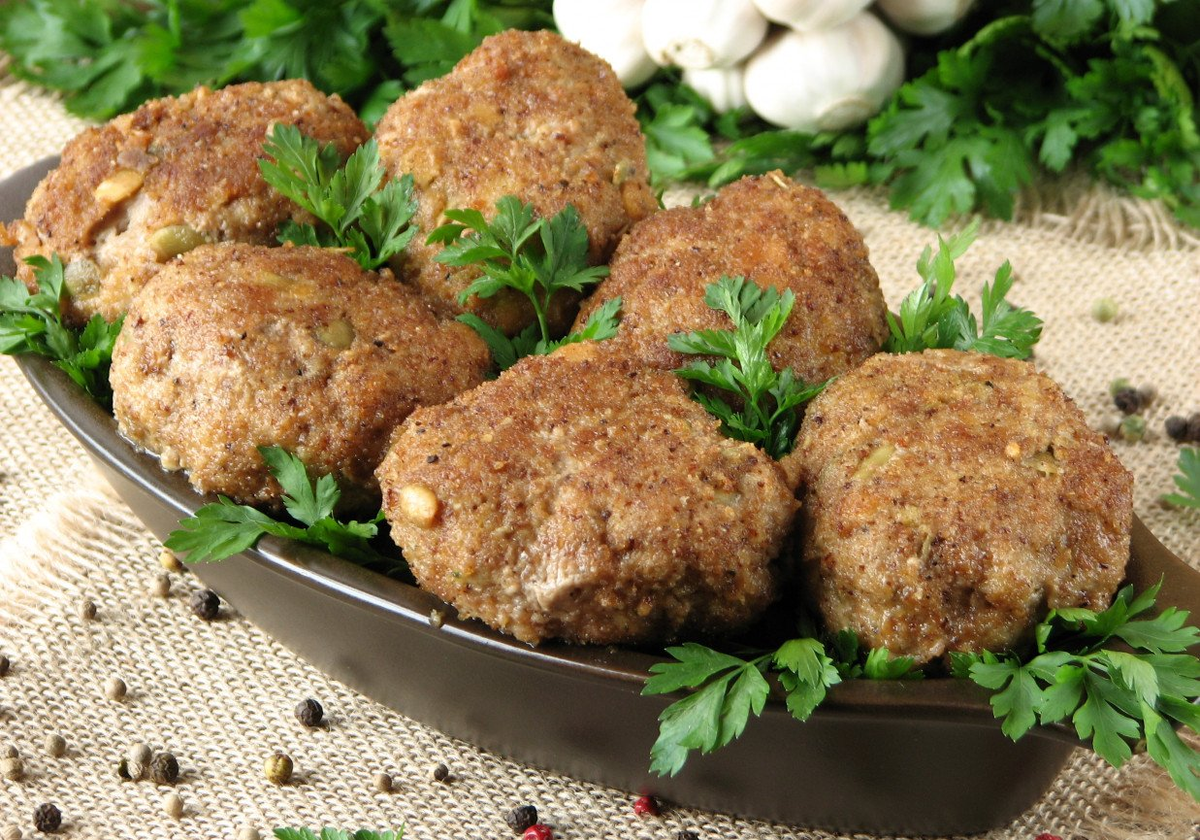 Простой рецепт луковых котлет. Котлеты. Вкусные куриные котлеты. Детские котлеты. Котлета деревенская