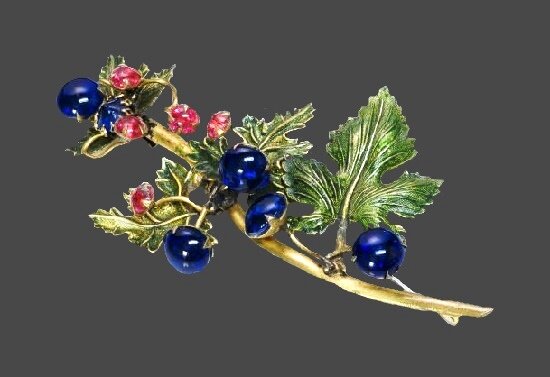 Брошь-листик ягодной ветки. Золотой тон, художественное стекло, эмаль. 1950-е годы. СНГ Сисси Золтовска винтажная бижутерия
