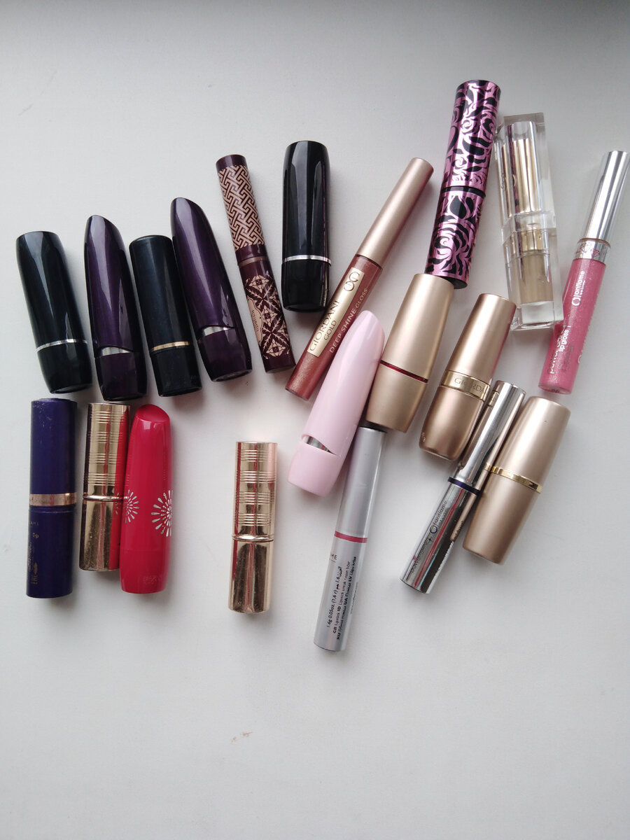 У меня тоже много помад, это только часть, все люблю, всеми пользуюсь