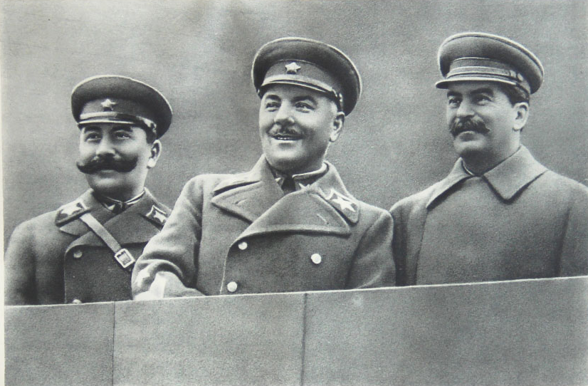 Семён Будённый, Климент Ворошилов и Иосиф Сталин на трибуне Мавзолея. Фото: www.rusbibliophile.ru