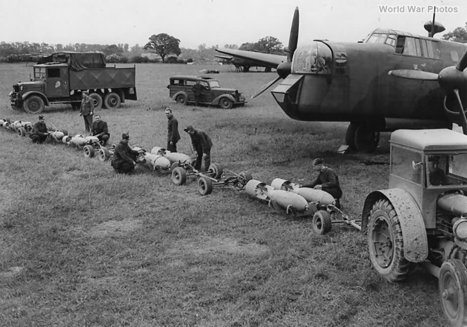 Подготовка к боевому вылету по дальней цели бомбардировщика Армстронг Уитворт «Уитли» Mk.V в 58-й эскадрилье Королевских ВВС Великобритании 