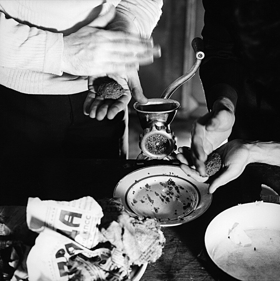 Виталий Комар, Александр Меламид. Котлеты "Правда" или Биточки прессные из газеты "Правда". 1974.