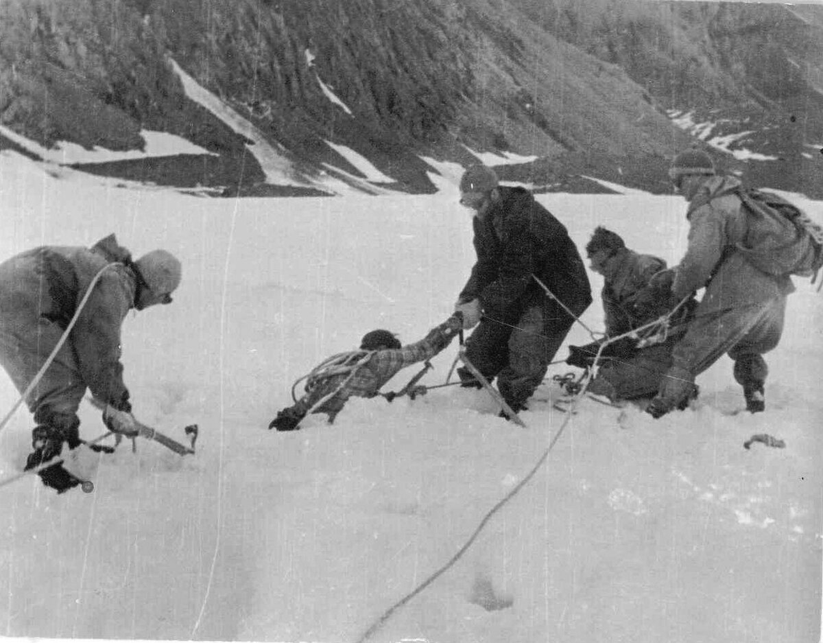 На фото один из этапов отработки транспортировки пострадавшего.  По сценарию один из участников провалился в расщелину. Близко к нему подходить нельзя, чтобы не провалиться самому. Команде необходимо его достать и уложить на носилки. Фото А. Праведникова