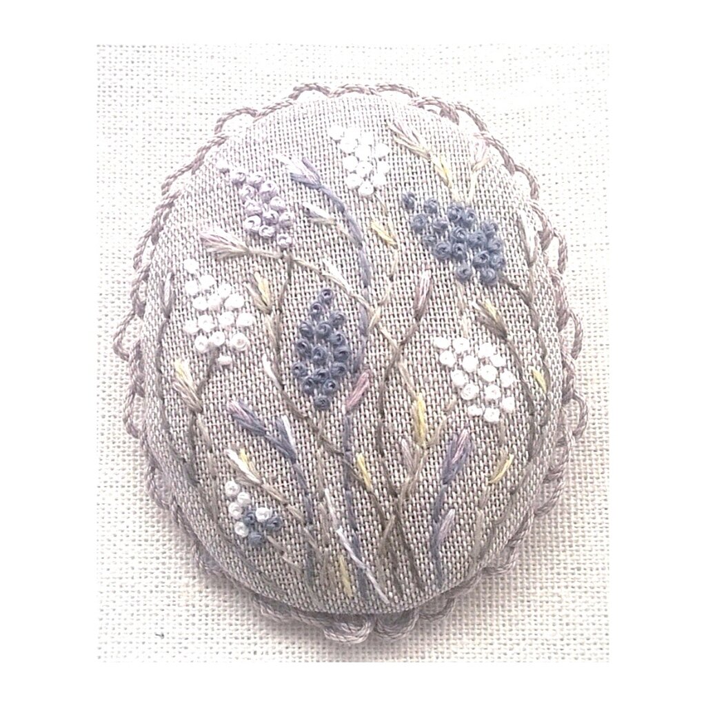 Эти брошечки вышивала нитками мулине и шерстяными.