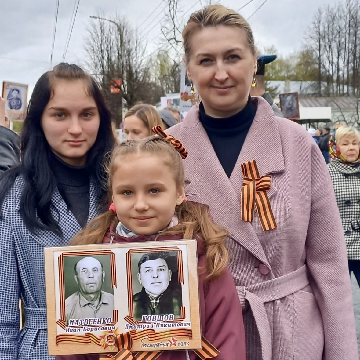 Любовь, её кровная дочь Софья и Лера на параде 9-го мая